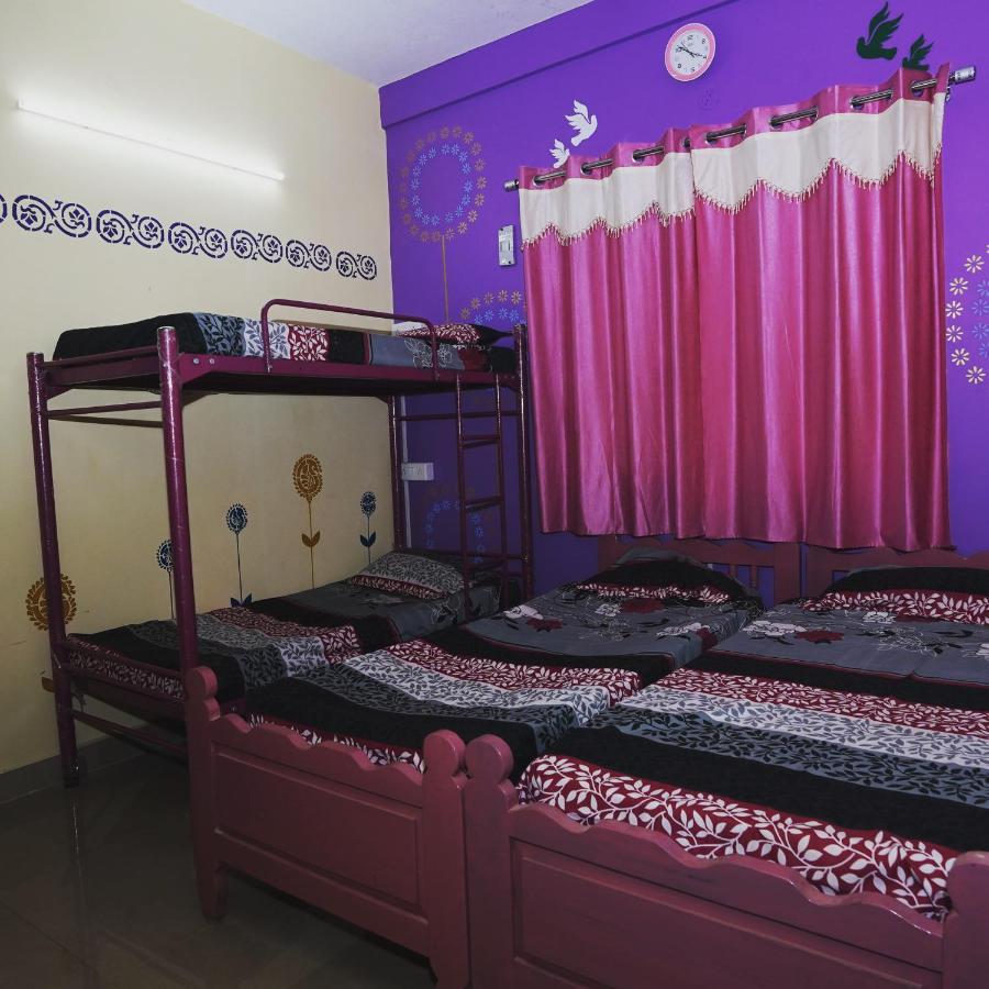 Хостел Easvari Grand Pg For Women - Female Only Ченнаї Екстер'єр фото